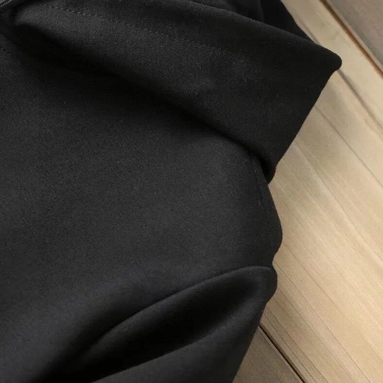 🅿️400 [LV Louis Vuitton] (Fat Man Gospel) hot-selling suit is coming. Focus on the original version of the official website. 2025 new hot-selling cardigan sweater suit. The original order is the best. 🇭🇰The meticulous work of top designers is dedicated to a fitting and perfect upper body effect. 100% natural high-quality Roman cotton, close-fitting comfort, noble and elegant! Original hardware embodies elegance and nobility! Counter size: M-5XL (maximum wear up to 220 pounds)